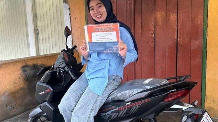 Kisah seorang wanita asal Imbanagara Ciamis berhasil membeli motor seharga Rp 8 ribu tengah viral dimedia sosial.