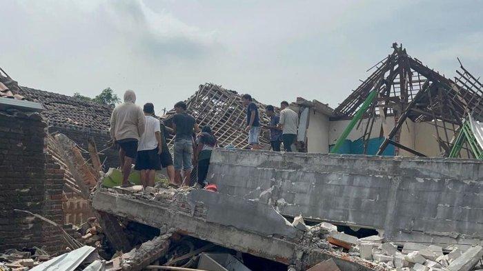 Kondisi rumah yang porak poranda akibat ledakan di Desa Sumolawang, Kecamatan Puri, Kabupaten Mojokerto, Jawa Timur, Senin (13/1/2024) pagi.