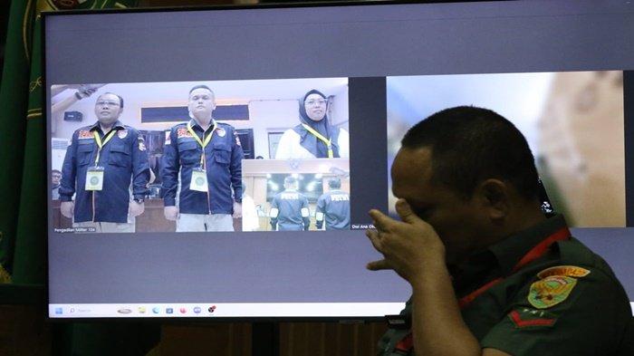 TAHAN TANGIS -- Terdakwa Kopda Bazarsah dihadirkan pada sidang lanjutan kasus penggerebekan lokasi judi sabung ayam Negara Batin, Way Kanan, Lampung di Pengadilan Militer I-04 Palembang, Senin (30/6/2025). Dalam sidang ini, Kopda Bazarsah terlihat menahan tangis menyampaikan permintaan maaf ke keluarga anggota Polsek Negara Batin.