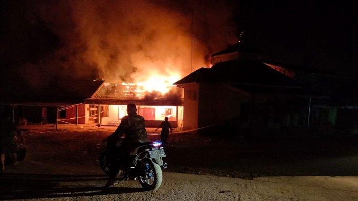 Rumah pelaku pembunuhan adik Bupati Muratara Devi Suhartoni dibakar orang tak dikenal, Selasa (6/9/2023)