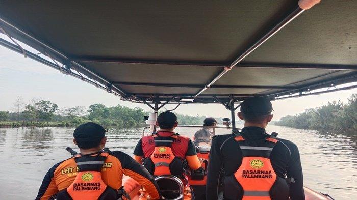 Perahu Getek Bawa Satu Keluarga Terbalik di Banyuasin, Ayah Ibu Tenggelam, Anak 5 Tahun Selamat, Minggu (25/2/2024)