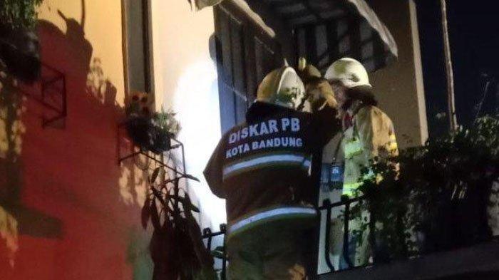 Petugas Damkar Padamkan Api Kebakaran rumah e P Project di BuahBatu Bandung , Kronologi Rumah Mewah Terbakar Muncul Api Setelah Istri Mengecas Ponsel