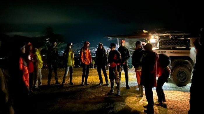 TIM EVAKUASI : Tim gabungan dari BPBD dan Relawan saat hendak melakukan evakuasi pendaki yang meninggal dunia di Puncak Gunung Dempo. Pendaki asal Bengkulu meninggal dunia diduga alami hipotermia. Sebelum mendaki, ia dalam kondisi sehat.