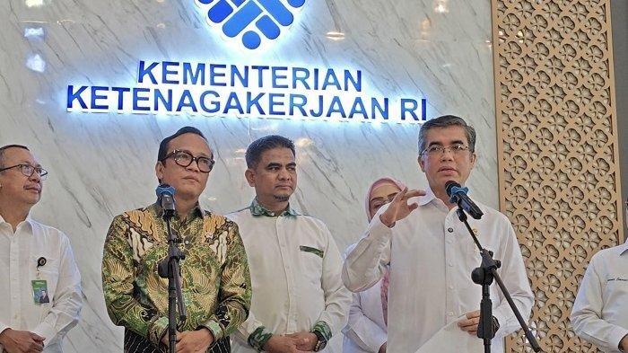 NASIB EKS KARYAWAN SRITEX. Menteri Ketenagakerjaan Yassierli, menjawab sejumlah isu soal Sritex hingga THR untuk Ojol di Kantor Kemnaker Jakarta Selatan, Rabu (5/3/2025). Kurator Sritex mengklaim bahwa pihaknya tidak pernah menjanjikan akan mempekerjakan kembali eks karyawan Sritex di perusahaan lamanya.