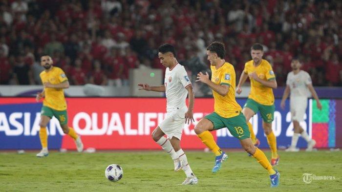 DRIBLE BOLA - Pesepak bola Timnas Indonesia, Marselino Ferdinan (dua kiri) berebut bola dengan pesepak bola Australia pada pertandingan Grup C putaran ketiga Kualifikasi Piala Dunia 2026 Zona Asia melawan Australia di Stadion Utama Gelora Bung Karno (SUGBK), Jakarta, Selasa (10/9/2024).