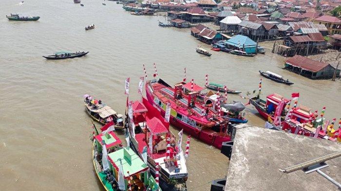 LOMBA BIDAR - Perahu bidar berpacu dalam Lomba Bidar dalam rangkaian memeriahkan HUT ke-79 RI di Sungai Musi, Sabtu (31/8/2024).