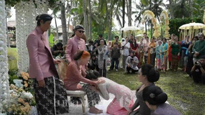 LUNA MAYA SUNGKEMAN - Luna Maya sungkeman. Ia bersimpuh di bawah sang ibu Desa Maya jelang pernikahannya dengan Maxime Bouttier.