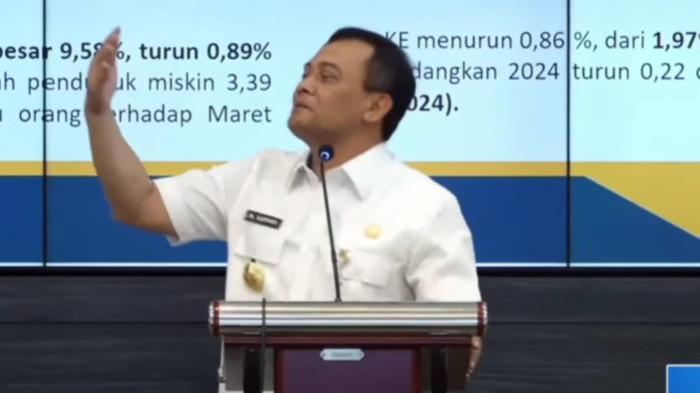 LUTHFI KRITIK DEMUL - Gubernur Jawa Tengah Ahmad Lutfhi memperagakan pejabat yang n