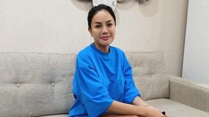 Laura Meizani Mawardi alias Lolly akhirnya berhasil dijemput paksa di apartemennya. Lolly langsung mengamuk dibawa sambil minta tolong karena menolak ikut Nikita Mirzani