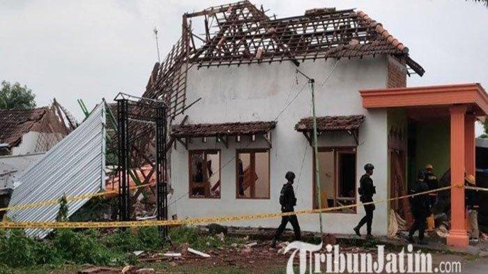 Ledakan di rumah polisi di Desa Sumolawang, Kecamatan Puri, Kabupaten Mojokerto, Jawa Timur, Senin (13/1/2025) mengakibatkan dua orang tewas.