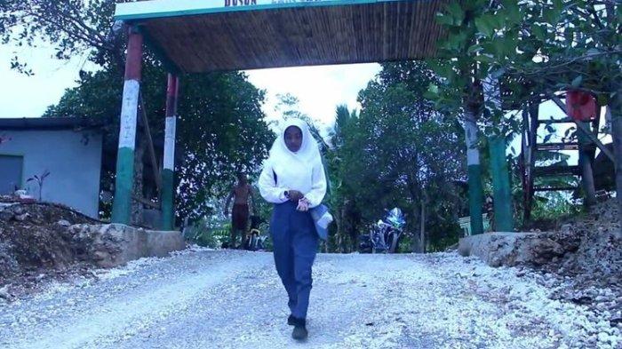Leni (15), seorang anak yatim piatu di Kabupaten Wakatobi, Sulawesi Tenggara, rela berjalan kaki ke sekolahnya sejauh 14 kilometer.