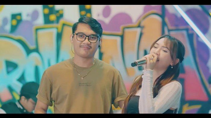 Lirik Lagu Demi Kowe - Happy Asmara feat Gilga Sahid Lengkap Terjemahan Bahasa Indonesia