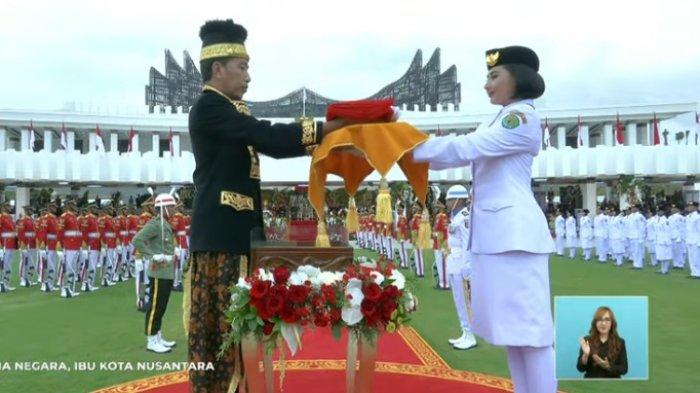 Livenia Evelyn tim Paskibraka Nasional 2024 saat menjadi pembawa baki bendera di upacara HUT ke-79 RI di Ibu Kota Nusantara (IKN), Kaltim