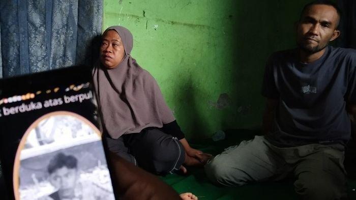 orang tua M Kadian (15), suporter Persib Bandung Bobotoh berduka anaknya tewas terjatuh saat mengikuti konvoi kemenangan Persib Bandung, sempat pamit cium tangan orangtua