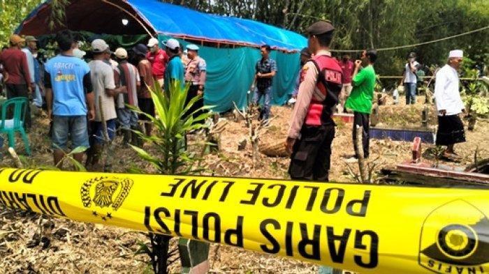MAKAM AYAH DAN ANAK YANG TEWAS DIRACUN DI BLORA DIBONGKAR - Suasana pembongkaran makam ayah dan anak di TPU Dukuh Wangil, Desa Sambonganyar, Kecamatan Ngawen, Kabupaten Blora, Jumat (28/2/2025). Keduanya merupakan korban tewas setelah meminum air kemasan yang bercampur racun.