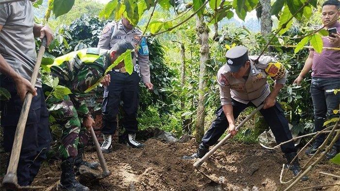 MAYAT WANITA DICOR - Polres Bener Meriah, Babinsa dan warga setempat menggali tanah yang dicurigai untuk mengubur mayat wanita di kebun kopi, Kampung Uning Teritit, Kecamatan Bukit, Kabupaten Bener Meriah, Aceh, pada Kamis (30/1/2025). Penemuan berawal warga dengar teriakan minta tolong.