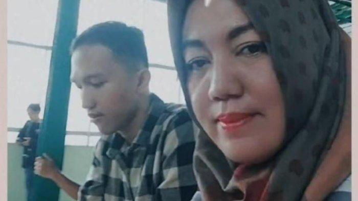 UNGGAHAN SANG IBUNDA - Mahasiswa FEB Unila, Pratama Wijaya Kusuma semasa hidupnya saat foto bersama ibunya Novita Choirunnisa, Rabu (28/5/2/2025)