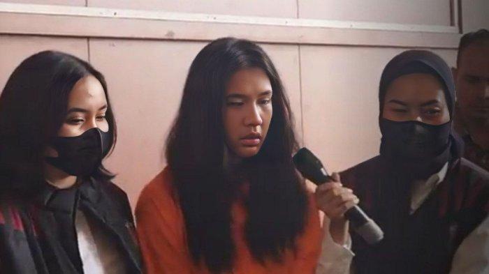 Mahasiswa Ghisca Debora Aritonang (19) menggunakan baju tahanan oranye di Mapolres Metro Jakarta Pusat, Senin (20/11/2023).