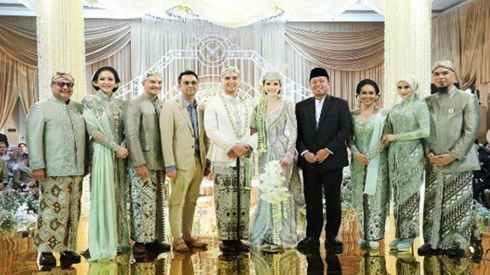 FOTO KELUARGA AL- Maia Estianty dengan Mulan Jameela terlihat satu frame saat foto keluarga bersama Raffi Ahmad di pernikahan putra mereka, Al Ghazali dan Alyssa Daguis