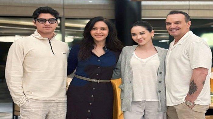PESAN MENYENTUH MAIA- Potret Al Ghazali, Maia Estianty, Alyssa Daguise dan ayah Alyssa, Ricard Daguie. Maia Estianty mengungkapkan pesan mendalam kepada Al Ghazali yang sebentar lagi akan menikah dengan pujaan hatinya, Alyssa Daguise.