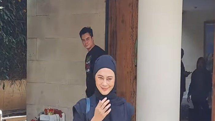 AGENDA PERCERAIAN BAIM-PAULA. Paula Veroeven hadir saat Majelis Pengadilan Agama (PA) Jakarta Selatan mendatangi rumah Baim Wong Jumat (21/3/2025).