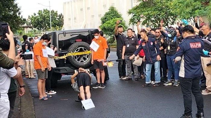 Mario Dandy Satriyo (20) menyuruh Cristalino David Ozora (20) memeragakan sikap tobat saat rekonstruksi kasus penganiayaan David di TKP di Komplek Green Permata, Ulujami, Pesanggrahan, Jakarta Selatan, Jumat (10/3/2023).