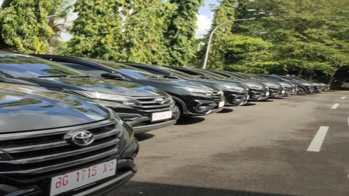 Sebanyak 12 unit mobil Rush milik desa di Prabumulih terparkir rapi di pendopoan rumah dinas walikota Prabumulih saat acara pengukuhan dan pemberian SK perpanjangan jabatan kepala desa, pada Kamis (27/6/2024)