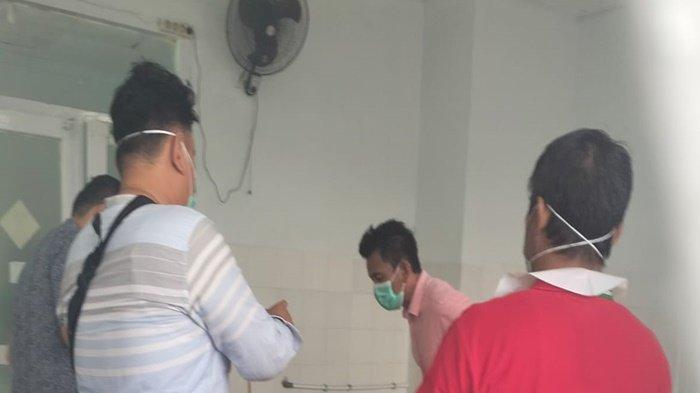 Petugas Saat Mengevakuasi Jenazah Frengki ke Kamar Mayat Rumah Sakit Sobirin Lubuklinggau, Jumat (8/9/2023).