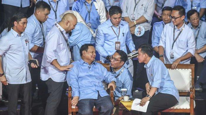 Mayor Inf Teddy menjadi sorotan setelah tertangkap kamera mengenakan baju kampanye Prabowo Subianto