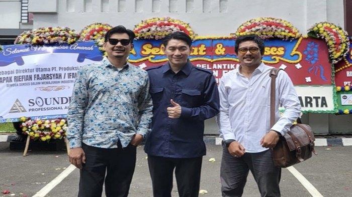 SEJARAH PT PFN. Ifan Seventeen (tengah) di depan kantor PT PFN di Jatinegara, Jakarta Timur dilantik jadi Direktur Utama, pada Selasa, (11/3/2025). Mengenal Perum Produksi Film Negara (PFN) merupakan perusahaan Indonesia jenis BUMN yang berkiprah di bidang perfilman, kini menunjuk Ifan Seventen jadi Direktur Utama