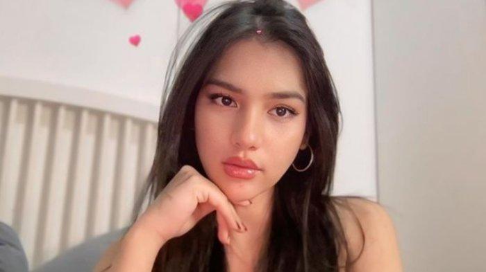 Mengenal sosok Davina Karamoy jadi sorotan publik usai tampil dilayar lebar film 'Ipar adalah Maut'.
