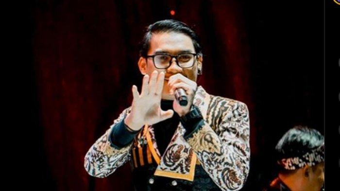 Mengenal sosok Gilga Sahid yang jadi sorotan usai aksinya melempar mic di tengah konser di Grage Citi Mall, Cirebon, viral di media sosial.