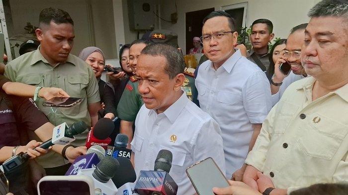 MENINGGAL USAI ANTRE LPG- Menteri ESDM Bahlil Lahadalia mengecek langsung penjualan gas elpiji 3 kg di Pangkalan LPG 3 Kg Kevin Alesandro di kawasan Kemanggisan, Jakarta Barat, Selasa (4/2/2025). Menteri Energi Sumber Daya Mineral (ESDM) Bahlil Lahadalia menyampaikan permintaan maaf atas kejadian warga Tangerang Selatan yang meninggal setelah mengantre elpiji 3 kg, Senin (3/2/2025).