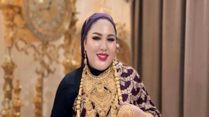 Mira Hayati ini merupakan seorang pengusaha skincare kaya asal Makassar, Sulawesi Selatan. Nama Mira Hayati tengah disorot berkaitan dengan produk skincare miliknya mengandung merkuri.