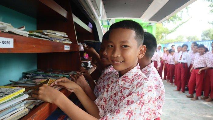 Sebuah mobil berwarna putih, yang dikenal sebagai