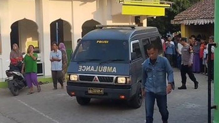 Mobil jenazah yang membawa jasad kedua korban pembunuhan oleh ibu kandungnya di Kelurahan Manisrenggo, Kota Kediri, Jawa Timur, Selasa (3/9/2024), begini reaksi suami saat pertama kali melihatnya.