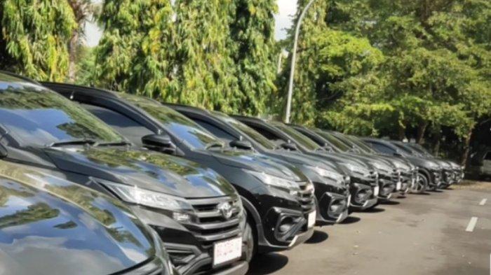 Mobil operasional desa yang dipakai seluruh kepala desa di Prabumulih saat pengukuhan dan penerimaan SK perpanjangan akan dipasang stiker.