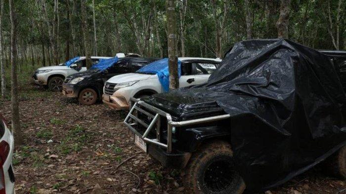 PENAMPAKAN BARANG BUKTI MOBIL - Mobil yang diduga merupakan barang bukti pasca judi sabung ayam masih ada di dekat gelanggang, Rabu (19/3/2025). Ada 20 unit.