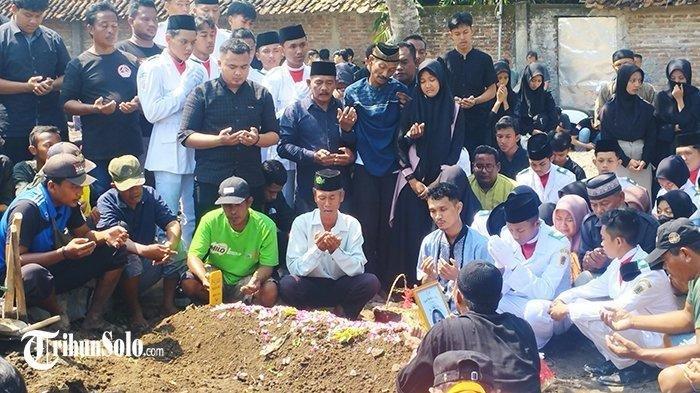 Momen Pemakaman Fajar Ketua Osis SMAN Cawas Klaten Tewas Tersetrum Saat Ultah, Isak Tangis Pecah