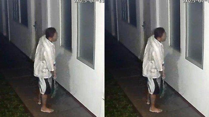 PENJAGA KOST - Momen penjaga kost mondar-mandir di depan kamar diplomat muda Kementerian Luar Negeri (Kemlu) Arya Daru Pangayunan (39) terekam CCTV.