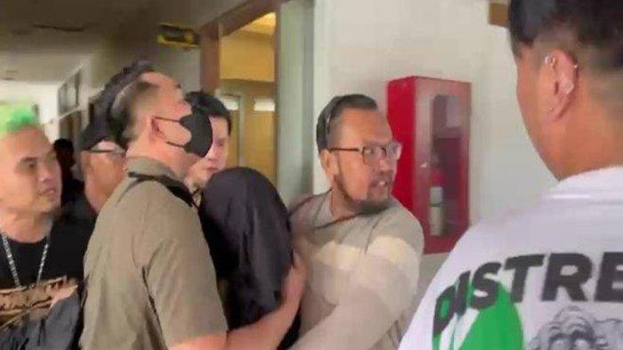 Momen penjemputan Lolly putri Nikita Mirzani dari apartemen di Bintaro, Jaksel. Dokter Oky Pratama sebut sesuai prosedur.