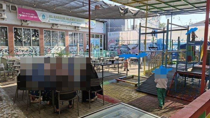 SEKOLAH TIPU ORTU - Momen saat orangtua murid datang ke sekolah swasta mewah di Jalan Baru Perjuangan RT 04 RW 11 Marga Mulya, Kecamatan Bekasi Utara, Kota Bekasi, Senin (16/6/2025). Ortu siswa kecewa karena sekolah berhenti operasi tiba-tiba tanpa ada pemberitahuan.