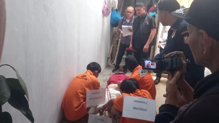 PELAKU BUNUH GADIS DI CISUAK - Momen saat pelaku memeragakan aksi pemerkosaan terhadap korban, Selasa (22/7/2025) - Kasus pembunuhan wanita 22 tahun di Cisauk terungkap ke publik. Korban dibekap, disetubuhi, lalu dibunuh pakai obeng dan pisau.