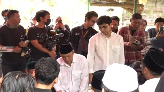Momen s'ad Said Ali bersama Malik Pratama (baju putih) saat proses pemakaman Puput Novel.