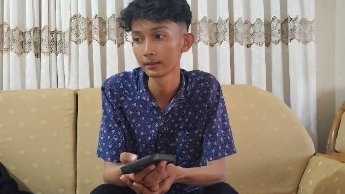 KURIR -- Yoga (20) saat dijumpai di rumahnya, kurir paket yang kehilangan sepeda motor bersama 138 paket yang belum diantar ketika sedang berada di Jalan Sirna Raga, Senin (17/3/2025).
