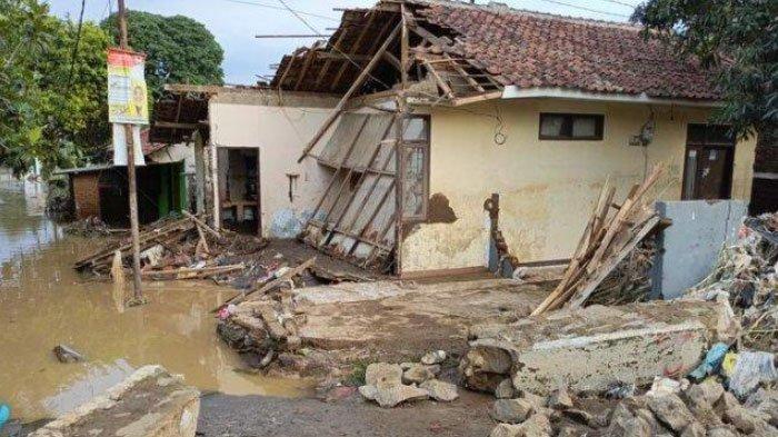 Motor ojol hanyut banjir di Kampung Lamajang Peuntas, Desa Citereup, Kecamatan Dayeuhkolot, Kabupaten Bandung, Jawa Barat
