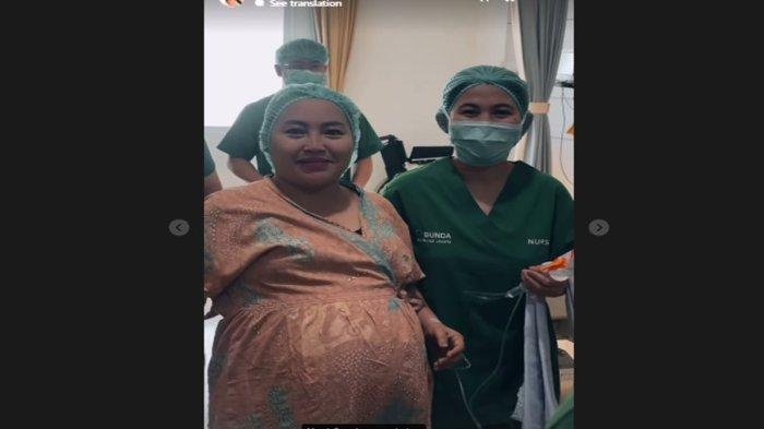 Mpok Alpa melahirkan anak kembar laki-laki.