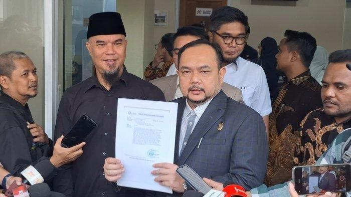 LAPORKAN KE KPAI- Musisi Ahmad Dhani bersama dengan kuasa hukumnya Aldwin Rahadian di KPAI Menteng, Jakarta Pusat, Rabu (9/7/2025). Ahmad Dhani melaporkan akun media sosial yang sudah membully putrinya, Shafeea Ahmad ke Komisi Perlindungan Anak Indonesia (KPAI).