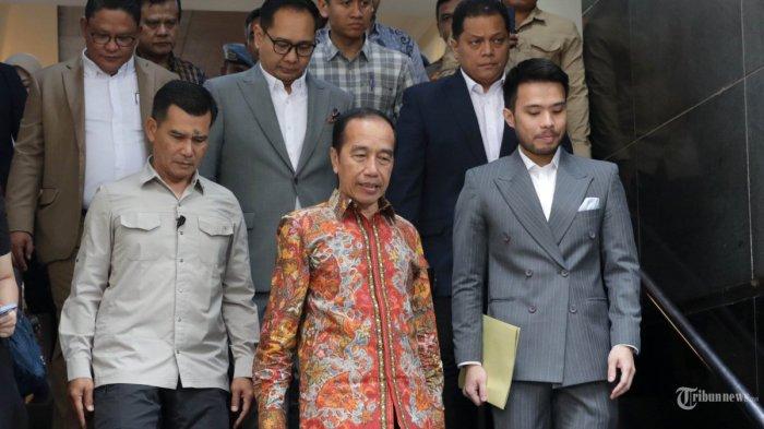 KEASLIAN IJAZAH JOKOWI- Presiden ke-7 RI Joko Widodo berjalan usai memberikan pelaporan di Gedung Ditreskrimum Polda Metro Jaya, Jakarta, Rabu (30/4/2025). Mustoha Iskandar, salah satu teman seangkatan Jokowi selama kuliah di Universitas Gadjah Mada (UGM) mengaku gerah dan jengkel dengan tudingan soal ijazah palsu.