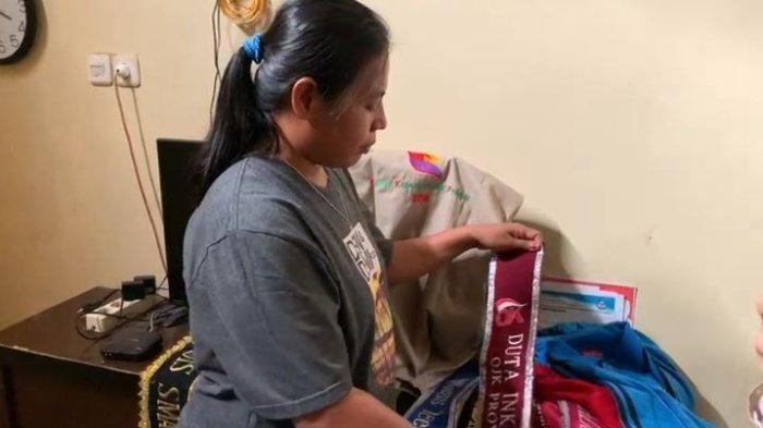 KASUS BRIGADIR NURHADI - NENI, tante dari Misri Puspita Sari, saat ini menemani ibu Misri di rumahnya di Mendalo Darat, Kabupaten Muaro Jambi, Kamis (10/7/2025) siang.